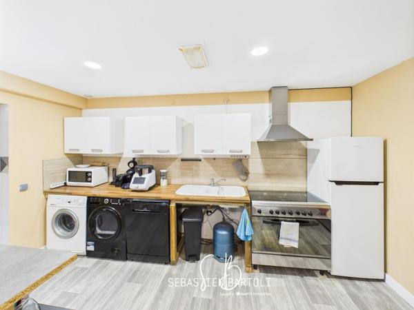 Deux locaux commerciaux et son appartement privatif