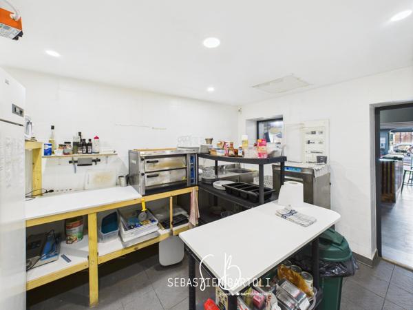 Deux locaux commerciaux et son appartement privatif