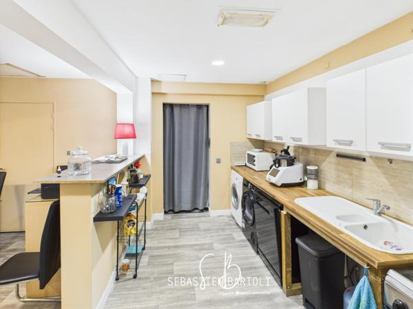 Deux locaux commerciaux et son appartement privatif