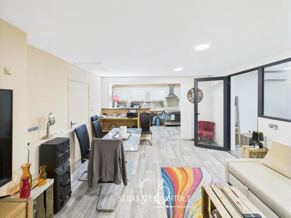 Deux locaux commerciaux et son appartement privatif