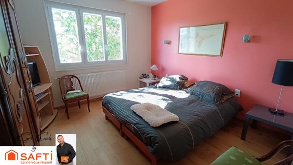 Pavillon 7 pièces de 149 m2 sur deux niveaux et sous-sol complet.Terrain de 2860 m2 clos et arboré.