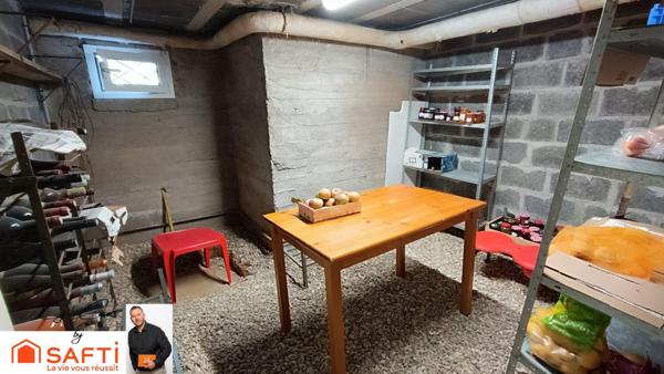 Pavillon 7 pièces de 149 m2 sur deux niveaux et sous-sol complet.Terrain de 2860 m2 clos et arboré.