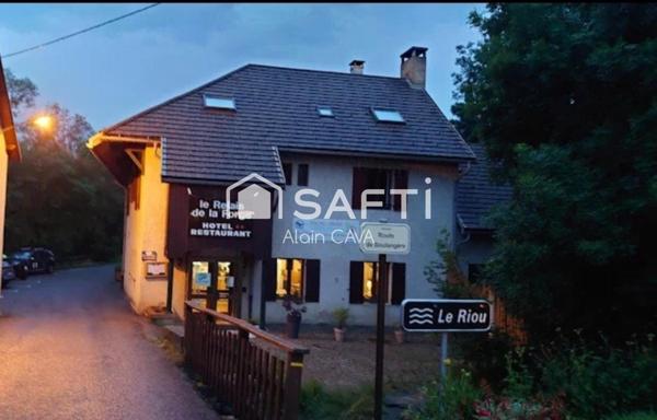 Hotel restaurant de 400m² sur 1045m² de terrain avec pisicine et cabanes insolites