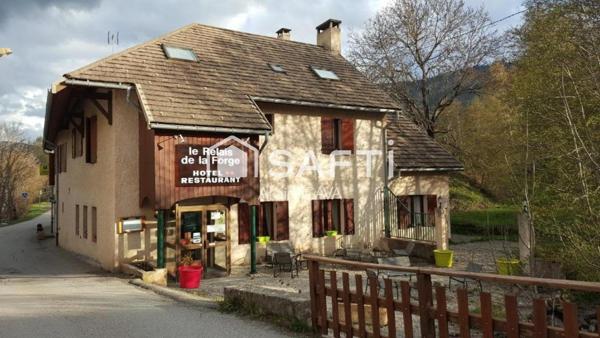 Hotel restaurant de 400m² sur 1045m² de terrain avec pisicine et cabanes insolites