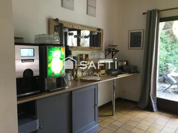 Hotel restaurant de 400m² sur 1045m² de terrain avec pisicine et cabanes insolites