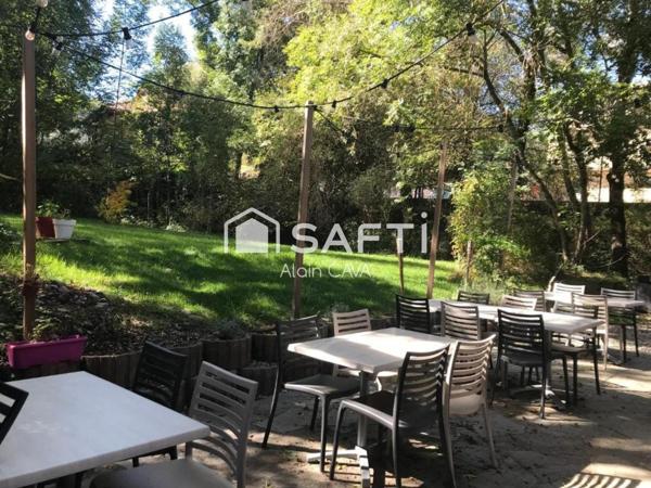 Hotel restaurant de 400m² sur 1045m² de terrain avec pisicine et cabanes insolites