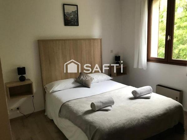 Hotel restaurant de 400m² sur 1045m² de terrain avec pisicine et cabanes insolites