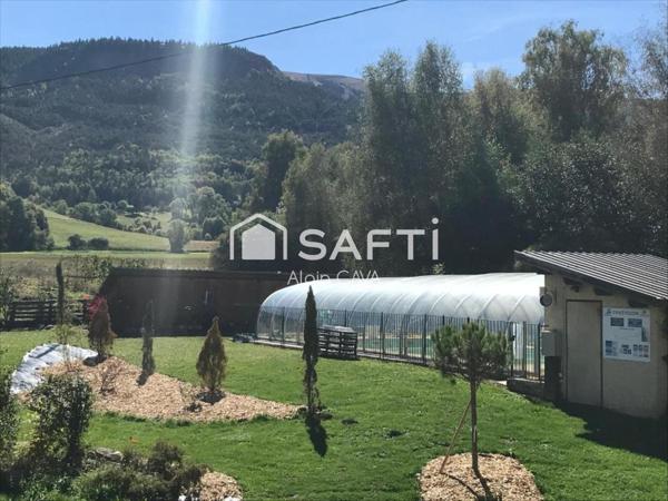 Hotel restaurant de 400m² sur 1045m² de terrain avec pisicine et cabanes insolites