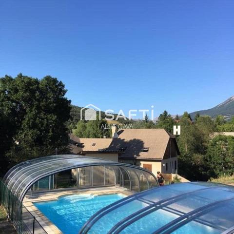 Hotel restaurant de 400m² sur 1045m² de terrain avec pisicine et cabanes insolites