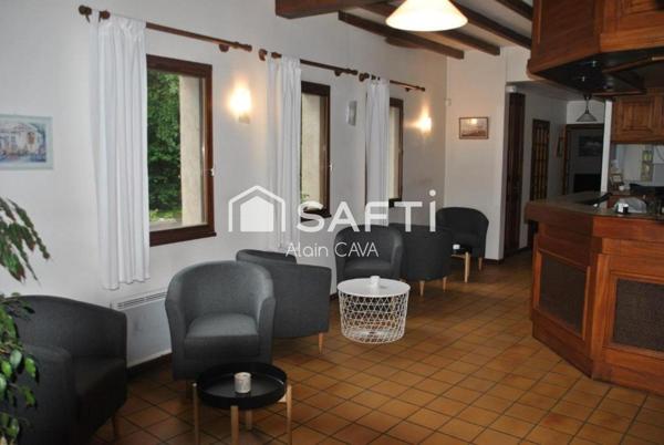 Hotel restaurant de 400m² sur 1045m² de terrain avec pisicine et cabanes insolites