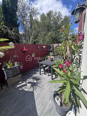 Idéalement située à Tours Nord, à proximité de Paul Bert, découvrez cette agréable maison de ville de 73 m², parfaitement entretenue, offrant un cadre de vie confortable et fonctionnel.

Dès l’entrée, vous serez séduits par ses nombreux rangements, un véritable atout au quotidien. Le rez-de-chaussée se compose également d’un WC indépendant, d’une belle pièce de vie lumineuse de plus de 25 m² avec sa cuisine aménagée et équipée, ainsi que d’un cellier pratique.

Côté confort, la maison bénéficie d’un chauffage au gaz complété par un poêle à granulés, alliant économies d’énergie et ambiance chaleureuse.

À l’étage, un palier dessert 3 chambres, dont 2 avec placards intégrés, ainsi qu’une salle d’eau avec WC.

À l’extérieur, vous profiterez d’une charmante cour intimiste d’environ 28 m², entièrement carrelée et exposée plein sud, idéale pour vos repas en extérieur ou vos moments de détente.

Enfin, une place de stationnement privative située juste devant la maison complète ce bien.
Maison construite en 2012, aux normes BBC.