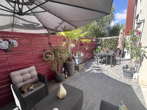 Idéalement située à Tours Nord, à proximité de Paul Bert, découvrez cette agréable maison de ville de 73 m², parfaitement entretenue, offrant un cadre de vie confortable et fonctionnel.

Dès l’entrée, vous serez séduits par ses nombreux rangements, un véritable atout au quotidien. Le rez-de-chaussée se compose également d’un WC indépendant, d’une belle pièce de vie lumineuse de plus de 25 m² avec sa cuisine aménagée et équipée, ainsi que d’un cellier pratique.

Côté confort, la maison bénéficie d’un chauffage au gaz complété par un poêle à granulés, alliant économies d’énergie et ambiance chaleureuse.

À l’étage, un palier dessert 3 chambres, dont 2 avec placards intégrés, ainsi qu’une salle d’eau avec WC.

À l’extérieur, vous profiterez d’une charmante cour intimiste d’environ 28 m², entièrement carrelée et exposée plein sud, idéale pour vos repas en extérieur ou vos moments de détente.

Enfin, une place de stationnement privative située juste devant la maison complète ce bien.
Maison construite en 2012, aux normes BBC.