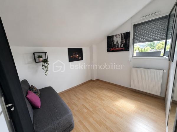Idéalement située à Tours Nord, à proximité de Paul Bert, découvrez cette agréable maison de ville de 73 m², parfaitement entretenue, offrant un cadre de vie confortable et fonctionnel.

Dès l’entrée, vous serez séduits par ses nombreux rangements, un véritable atout au quotidien. Le rez-de-chaussée se compose également d’un WC indépendant, d’une belle pièce de vie lumineuse de plus de 25 m² avec sa cuisine aménagée et équipée, ainsi que d’un cellier pratique.

Côté confort, la maison bénéficie d’un chauffage au gaz complété par un poêle à granulés, alliant économies d’énergie et ambiance chaleureuse.

À l’étage, un palier dessert 3 chambres, dont 2 avec placards intégrés, ainsi qu’une salle d’eau avec WC.

À l’extérieur, vous profiterez d’une charmante cour intimiste d’environ 28 m², entièrement carrelée et exposée plein sud, idéale pour vos repas en extérieur ou vos moments de détente.

Enfin, une place de stationnement privative située juste devant la maison complète ce bien.
Maison construite en 2012, aux normes BBC.