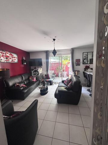 Idéalement située à Tours Nord, à proximité de Paul Bert, découvrez cette agréable maison de ville de 73 m², parfaitement entretenue, offrant un cadre de vie confortable et fonctionnel.

Dès l’entrée, vous serez séduits par ses nombreux rangements, un véritable atout au quotidien. Le rez-de-chaussée se compose également d’un WC indépendant, d’une belle pièce de vie lumineuse de plus de 25 m² avec sa cuisine aménagée et équipée, ainsi que d’un cellier pratique.

Côté confort, la maison bénéficie d’un chauffage au gaz complété par un poêle à granulés, alliant économies d’énergie et ambiance chaleureuse.

À l’étage, un palier dessert 3 chambres, dont 2 avec placards intégrés, ainsi qu’une salle d’eau avec WC.

À l’extérieur, vous profiterez d’une charmante cour intimiste d’environ 28 m², entièrement carrelée et exposée plein sud, idéale pour vos repas en extérieur ou vos moments de détente.

Enfin, une place de stationnement privative située juste devant la maison complète ce bien.
Maison construite en 2012, aux normes BBC.