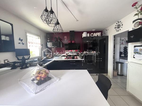 Idéalement située à Tours Nord, à proximité de Paul Bert, découvrez cette agréable maison de ville de 73 m², parfaitement entretenue, offrant un cadre de vie confortable et fonctionnel.

Dès l’entrée, vous serez séduits par ses nombreux rangements, un véritable atout au quotidien. Le rez-de-chaussée se compose également d’un WC indépendant, d’une belle pièce de vie lumineuse de plus de 25 m² avec sa cuisine aménagée et équipée, ainsi que d’un cellier pratique.

Côté confort, la maison bénéficie d’un chauffage au gaz complété par un poêle à granulés, alliant économies d’énergie et ambiance chaleureuse.

À l’étage, un palier dessert 3 chambres, dont 2 avec placards intégrés, ainsi qu’une salle d’eau avec WC.

À l’extérieur, vous profiterez d’une charmante cour intimiste d’environ 28 m², entièrement carrelée et exposée plein sud, idéale pour vos repas en extérieur ou vos moments de détente.

Enfin, une place de stationnement privative située juste devant la maison complète ce bien.
Maison construite en 2012, aux normes BBC.
