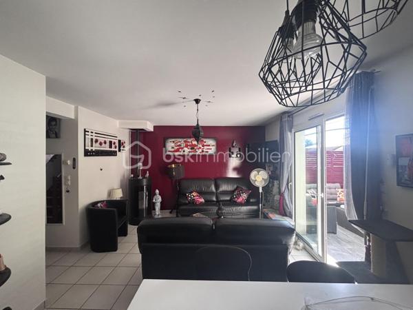 Idéalement située à Tours Nord, à proximité de Paul Bert, découvrez cette agréable maison de ville de 73 m², parfaitement entretenue, offrant un cadre de vie confortable et fonctionnel.

Dès l’entrée, vous serez séduits par ses nombreux rangements, un véritable atout au quotidien. Le rez-de-chaussée se compose également d’un WC indépendant, d’une belle pièce de vie lumineuse de plus de 25 m² avec sa cuisine aménagée et équipée, ainsi que d’un cellier pratique.

Côté confort, la maison bénéficie d’un chauffage au gaz complété par un poêle à granulés, alliant économies d’énergie et ambiance chaleureuse.

À l’étage, un palier dessert 3 chambres, dont 2 avec placards intégrés, ainsi qu’une salle d’eau avec WC.

À l’extérieur, vous profiterez d’une charmante cour intimiste d’environ 28 m², entièrement carrelée et exposée plein sud, idéale pour vos repas en extérieur ou vos moments de détente.

Enfin, une place de stationnement privative située juste devant la maison complète ce bien.
Maison construite en 2012, aux normes BBC.