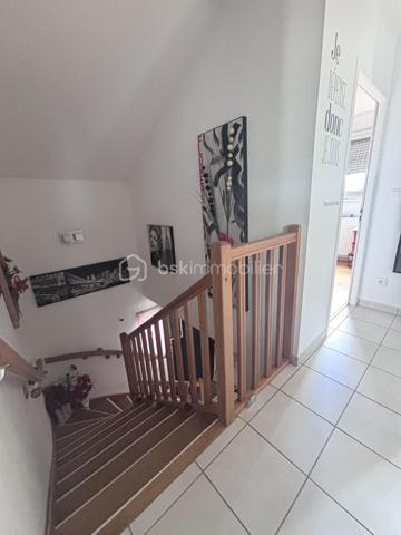 Idéalement située à Tours Nord, à proximité de Paul Bert, découvrez cette agréable maison de ville de 73 m², parfaitement entretenue, offrant un cadre de vie confortable et fonctionnel.

Dès l’entrée, vous serez séduits par ses nombreux rangements, un véritable atout au quotidien. Le rez-de-chaussée se compose également d’un WC indépendant, d’une belle pièce de vie lumineuse de plus de 25 m² avec sa cuisine aménagée et équipée, ainsi que d’un cellier pratique.

Côté confort, la maison bénéficie d’un chauffage au gaz complété par un poêle à granulés, alliant économies d’énergie et ambiance chaleureuse.

À l’étage, un palier dessert 3 chambres, dont 2 avec placards intégrés, ainsi qu’une salle d’eau avec WC.

À l’extérieur, vous profiterez d’une charmante cour intimiste d’environ 28 m², entièrement carrelée et exposée plein sud, idéale pour vos repas en extérieur ou vos moments de détente.

Enfin, une place de stationnement privative située juste devant la maison complète ce bien.
Maison construite en 2012, aux normes BBC.