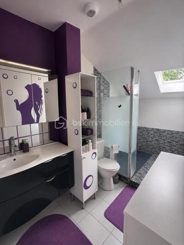 Idéalement située à Tours Nord, à proximité de Paul Bert, découvrez cette agréable maison de ville de 73 m², parfaitement entretenue, offrant un cadre de vie confortable et fonctionnel.

Dès l’entrée, vous serez séduits par ses nombreux rangements, un véritable atout au quotidien. Le rez-de-chaussée se compose également d’un WC indépendant, d’une belle pièce de vie lumineuse de plus de 25 m² avec sa cuisine aménagée et équipée, ainsi que d’un cellier pratique.

Côté confort, la maison bénéficie d’un chauffage au gaz complété par un poêle à granulés, alliant économies d’énergie et ambiance chaleureuse.

À l’étage, un palier dessert 3 chambres, dont 2 avec placards intégrés, ainsi qu’une salle d’eau avec WC.

À l’extérieur, vous profiterez d’une charmante cour intimiste d’environ 28 m², entièrement carrelée et exposée plein sud, idéale pour vos repas en extérieur ou vos moments de détente.

Enfin, une place de stationnement privative située juste devant la maison complète ce bien.
Maison construite en 2012, aux normes BBC.