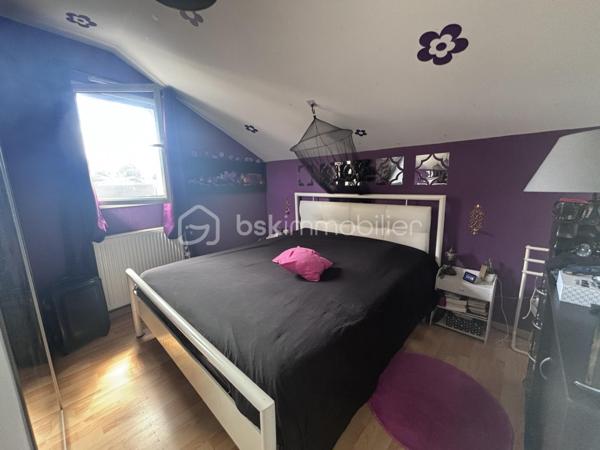 Idéalement située à Tours Nord, à proximité de Paul Bert, découvrez cette agréable maison de ville de 73 m², parfaitement entretenue, offrant un cadre de vie confortable et fonctionnel.

Dès l’entrée, vous serez séduits par ses nombreux rangements, un véritable atout au quotidien. Le rez-de-chaussée se compose également d’un WC indépendant, d’une belle pièce de vie lumineuse de plus de 25 m² avec sa cuisine aménagée et équipée, ainsi que d’un cellier pratique.

Côté confort, la maison bénéficie d’un chauffage au gaz complété par un poêle à granulés, alliant économies d’énergie et ambiance chaleureuse.

À l’étage, un palier dessert 3 chambres, dont 2 avec placards intégrés, ainsi qu’une salle d’eau avec WC.

À l’extérieur, vous profiterez d’une charmante cour intimiste d’environ 28 m², entièrement carrelée et exposée plein sud, idéale pour vos repas en extérieur ou vos moments de détente.

Enfin, une place de stationnement privative située juste devant la maison complète ce bien.
Maison construite en 2012, aux normes BBC.