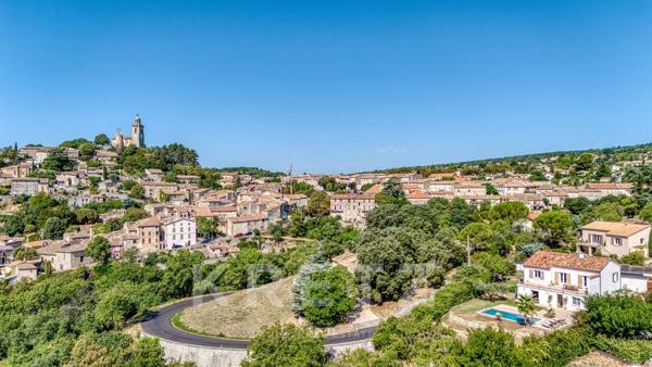Maison rénovée avec piscine et vue panoramique – 180 m² sur 1 470 m² de terrain