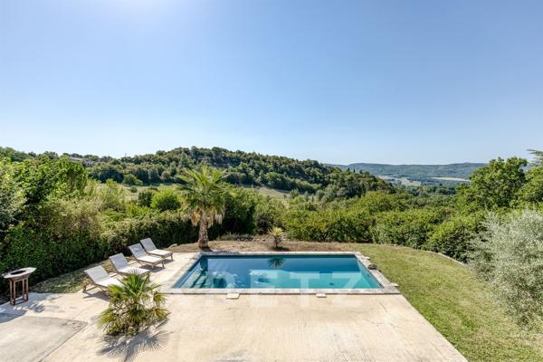 Maison rénovée avec piscine et vue panoramique – 180 m² sur 1 470 m² de terrain