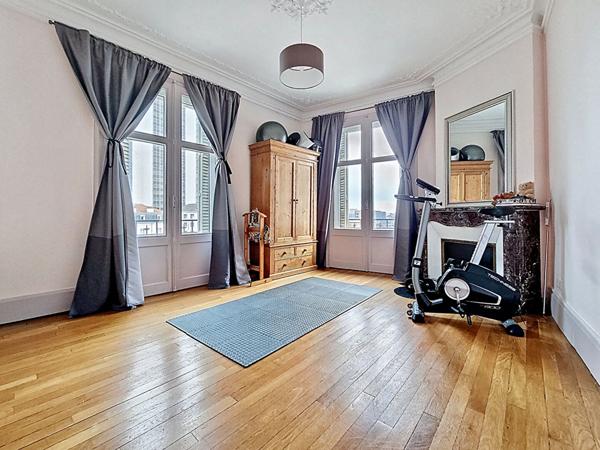 Duplex de caractère _ dernier étage _ 4 chambres _ 3 salles de bains _ balcons _ studio annexe