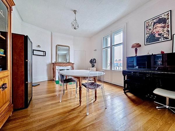 Duplex de caractère _ dernier étage _ 4 chambres _ 3 salles de bains _ balcons _ studio annexe