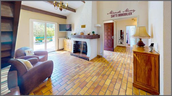 Charmante maison traditionnelle 115 m2 - 4 chambres - garage - terrain arboré de près de 2200 m2