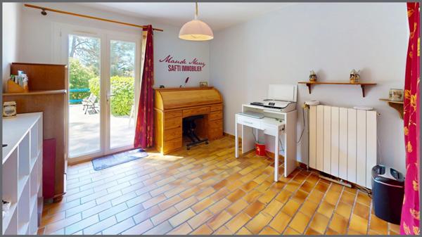 Charmante maison traditionnelle 115 m2 - 4 chambres - garage - terrain arboré de près de 2200 m2