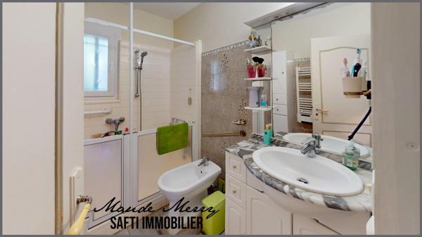 Charmante maison traditionnelle 115 m2 - 4 chambres - garage - terrain arboré de près de 2200 m2