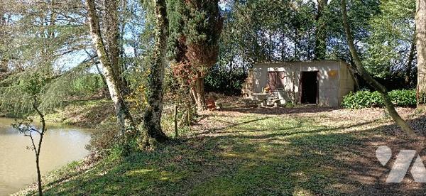 Belle propriété de loisirs et de pêche, très bien entretenue sur 46 a 51ca avec un étang de 1900 m².