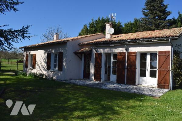 Maison de plain pied avec une partie en sous sol située à THEIL RABIER