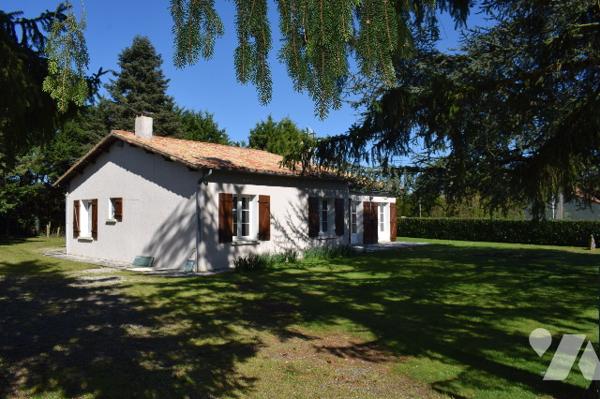 Maison de plain pied avec une partie en sous sol située à THEIL RABIER