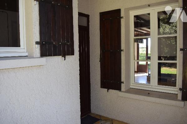 Maison de plain pied avec une partie en sous sol située à THEIL RABIER