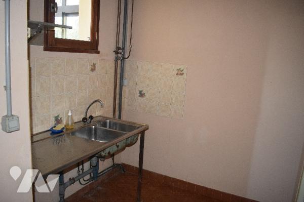 Maison de plain pied avec une partie en sous sol située à THEIL RABIER