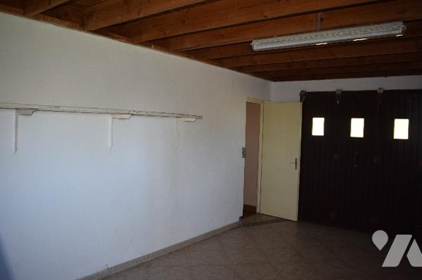 Maison de plain pied avec une partie en sous sol située à THEIL RABIER