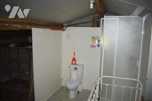 Maison de plain pied avec une partie en sous sol située à THEIL RABIER