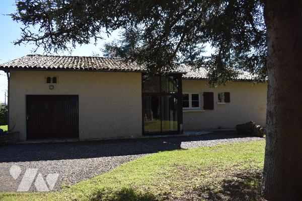 Maison de plain pied avec une partie en sous sol située à THEIL RABIER