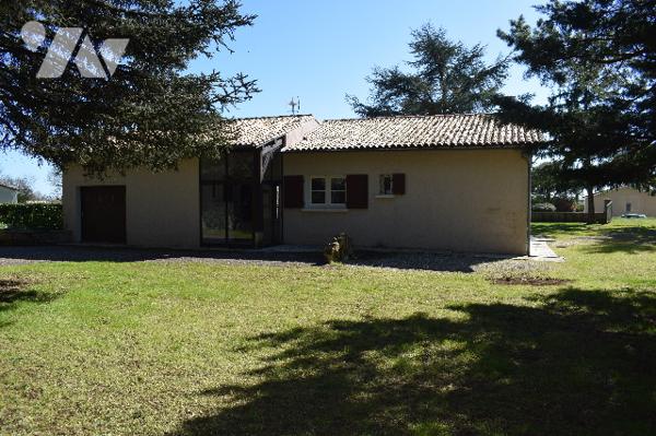 Maison de plain pied avec une partie en sous sol située à THEIL RABIER