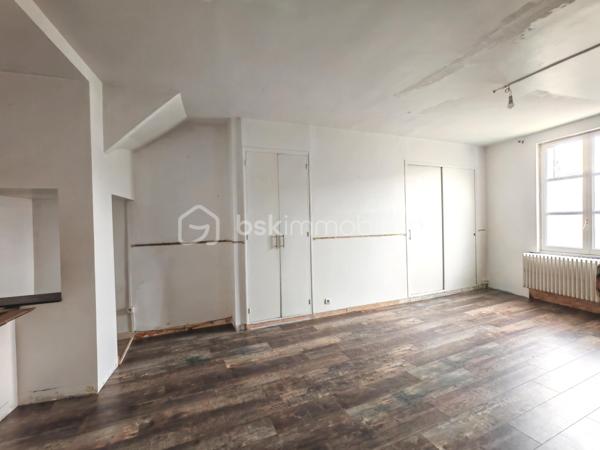 En exclusivité, Sandrine TISSIER vous présente cette maison en hyper centre de Coulommiers proches des écoles, commerces, transports.
Vous serez séduits par sa spacieuse cuisine et son séjour. Au rez-de-chaussée, une chambre avec coin d'eau ainsi qu'un espace rangement complète le niveau.
A l'étage, une spacieuse pièce palière dessert 3 belles chambres parquetées et une salle de bain avec douche à rafraichir.
Le tout est complété d'une terrasse avec jardin, d'un cabanon de rangement et de deux caves spacieuses.
N'hésitez pas pour tout renseignement complémentaire.