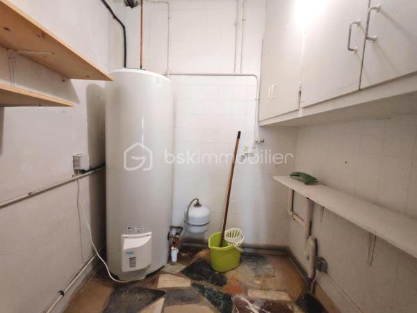 En exclusivité, Sandrine TISSIER vous présente cette maison en hyper centre de Coulommiers proches des écoles, commerces, transports.
Vous serez séduits par sa spacieuse cuisine et son séjour. Au rez-de-chaussée, une chambre avec coin d'eau ainsi qu'un espace rangement complète le niveau.
A l'étage, une spacieuse pièce palière dessert 3 belles chambres parquetées et une salle de bain avec douche à rafraichir.
Le tout est complété d'une terrasse avec jardin, d'un cabanon de rangement et de deux caves spacieuses.
N'hésitez pas pour tout renseignement complémentaire.