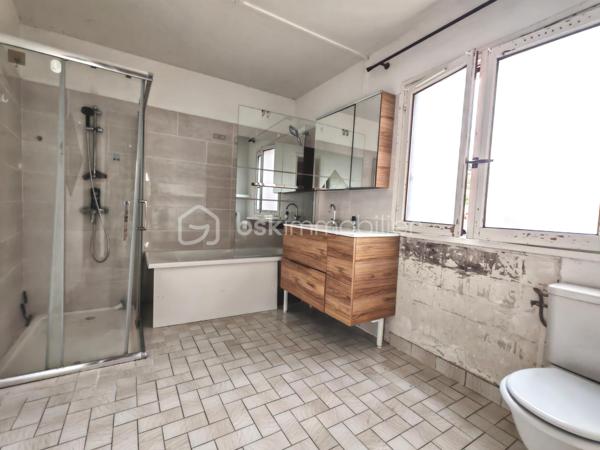 En exclusivité, Sandrine TISSIER vous présente cette maison en hyper centre de Coulommiers proches des écoles, commerces, transports.
Vous serez séduits par sa spacieuse cuisine et son séjour. Au rez-de-chaussée, une chambre avec coin d'eau ainsi qu'un espace rangement complète le niveau.
A l'étage, une spacieuse pièce palière dessert 3 belles chambres parquetées et une salle de bain avec douche à rafraichir.
Le tout est complété d'une terrasse avec jardin, d'un cabanon de rangement et de deux caves spacieuses.
N'hésitez pas pour tout renseignement complémentaire.