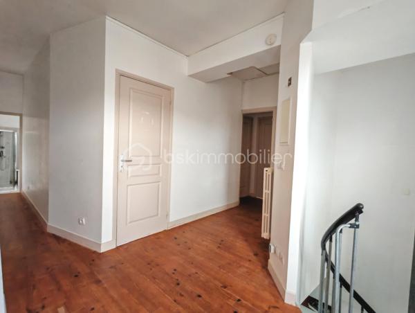 En exclusivité, Sandrine TISSIER vous présente cette maison en hyper centre de Coulommiers proches des écoles, commerces, transports.
Vous serez séduits par sa spacieuse cuisine et son séjour. Au rez-de-chaussée, une chambre avec coin d'eau ainsi qu'un espace rangement complète le niveau.
A l'étage, une spacieuse pièce palière dessert 3 belles chambres parquetées et une salle de bain avec douche à rafraichir.
Le tout est complété d'une terrasse avec jardin, d'un cabanon de rangement et de deux caves spacieuses.
N'hésitez pas pour tout renseignement complémentaire.