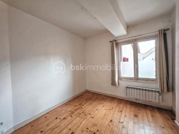 En exclusivité, Sandrine TISSIER vous présente cette maison en hyper centre de Coulommiers proches des écoles, commerces, transports.
Vous serez séduits par sa spacieuse cuisine et son séjour. Au rez-de-chaussée, une chambre avec coin d'eau ainsi qu'un espace rangement complète le niveau.
A l'étage, une spacieuse pièce palière dessert 3 belles chambres parquetées et une salle de bain avec douche à rafraichir.
Le tout est complété d'une terrasse avec jardin, d'un cabanon de rangement et de deux caves spacieuses.
N'hésitez pas pour tout renseignement complémentaire.