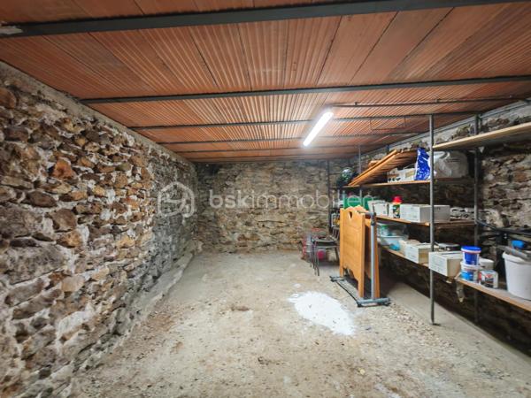 En exclusivité, Sandrine TISSIER vous présente cette maison en hyper centre de Coulommiers proches des écoles, commerces, transports.
Vous serez séduits par sa spacieuse cuisine et son séjour. Au rez-de-chaussée, une chambre avec coin d'eau ainsi qu'un espace rangement complète le niveau.
A l'étage, une spacieuse pièce palière dessert 3 belles chambres parquetées et une salle de bain avec douche à rafraichir.
Le tout est complété d'une terrasse avec jardin, d'un cabanon de rangement et de deux caves spacieuses.
N'hésitez pas pour tout renseignement complémentaire.
