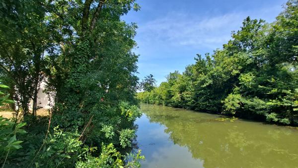 Propriété pleine de charme avec accès direct au canal et terrain de plus de 1 000 m²