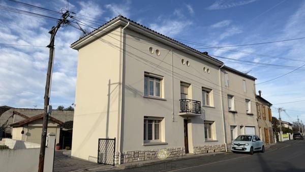 Maison habitable de plain pied avec garage et jardin en centre ville .