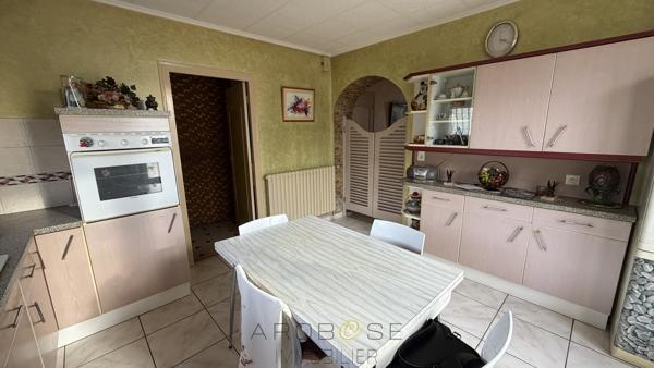 Maison habitable de plain pied avec garage et jardin en centre ville .