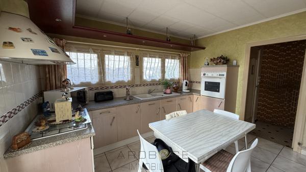 Maison habitable de plain pied avec garage et jardin en centre ville .