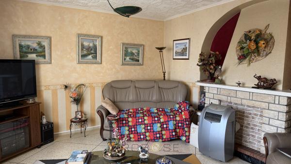 Maison habitable de plain pied avec garage et jardin en centre ville .